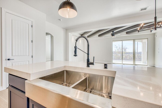 Building Photo - Beautiful East side House 4 bed-2.5 baths, part of The Overlook Casa Club that includes Swimming ...