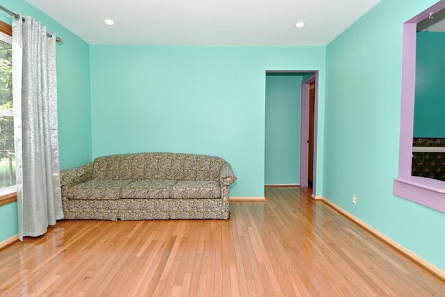 Building Photo - Charming 3-Bedroom Retreat with 2 Full Baths on South Meridian Street – 1516 Sq Ft of Comfort in ...