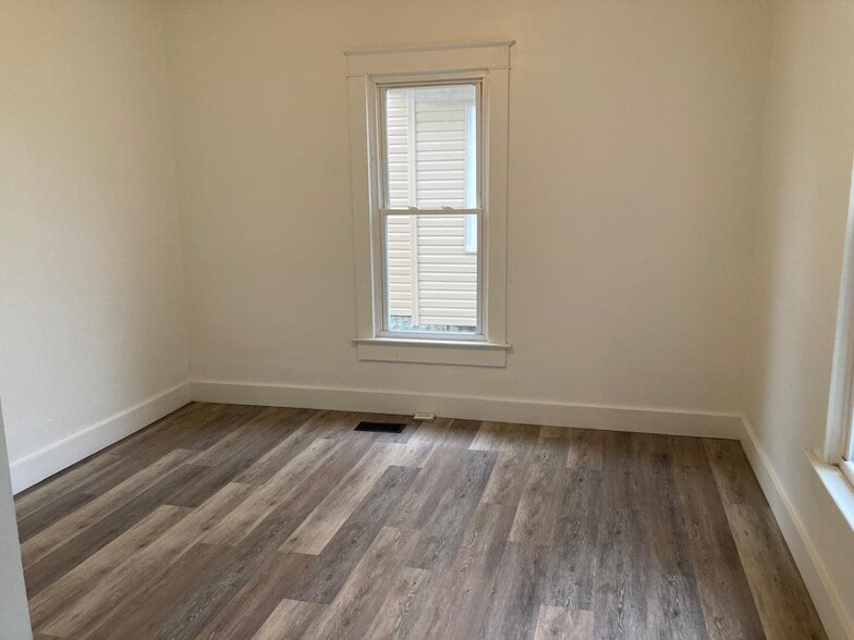 Master Bedroom - 838 N Metcalf St