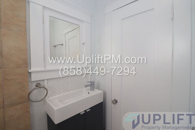 Building Photo - 35th St (4745-4749)