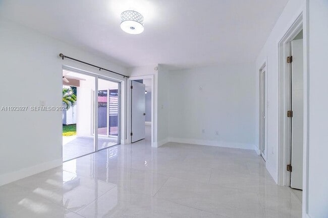 Building Photo - 3425 SW 69th Ave