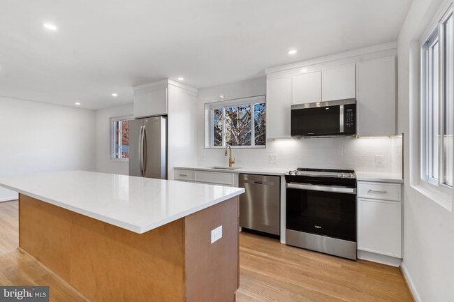 Building Photo - 618 19th St S