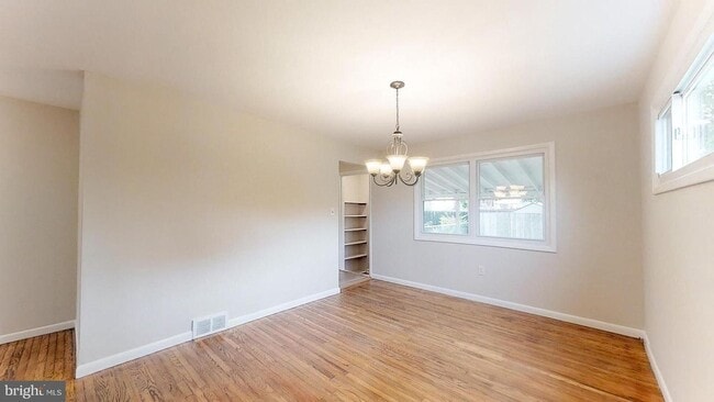 Building Photo - Recently Updated 4BR/2BA Twin with Central Air & Fenced Backyard