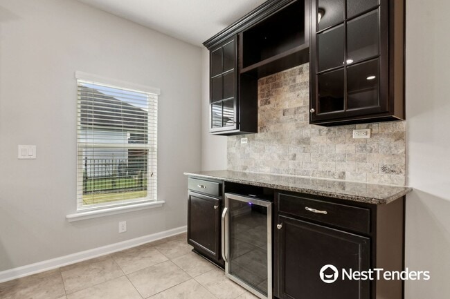 Building Photo - Five Bedroom Beauty in Plummer Creek!