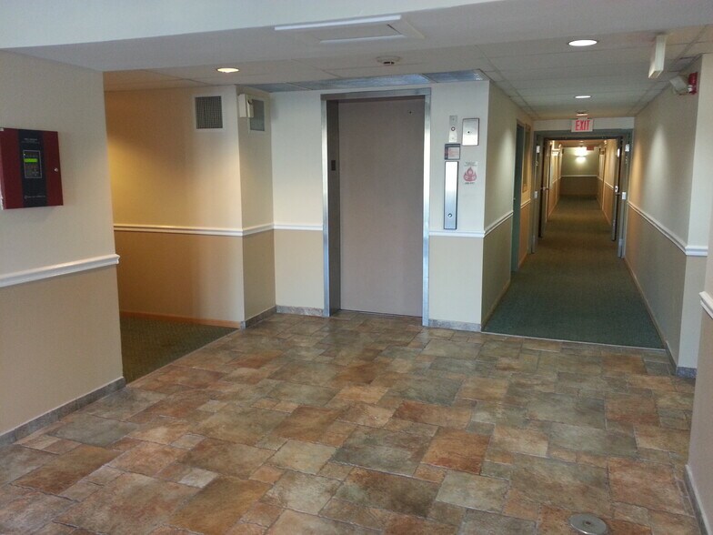Building Photo - 3000 Bayside Dr