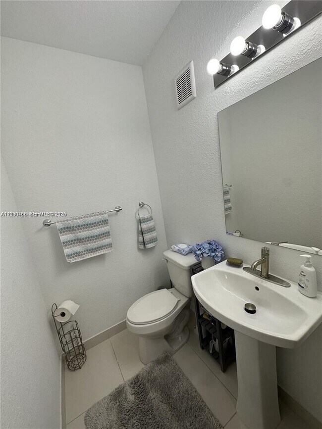 Building Photo - 306 NW 11th Ct