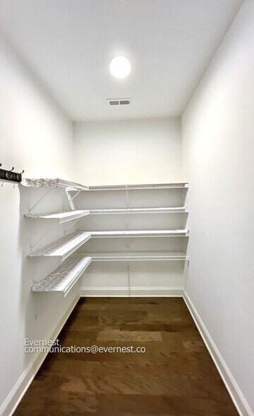 Building Photo - 5665 Bungalow Cir