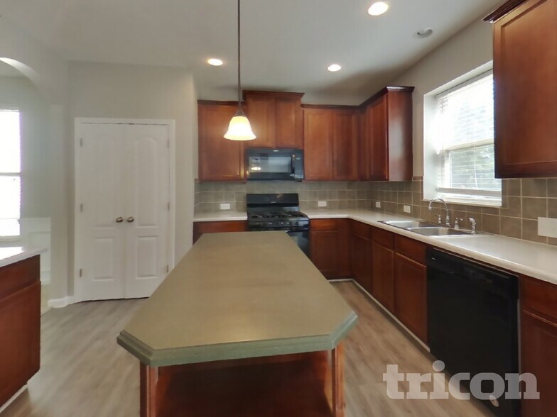 Building Photo - 4370 Rainer Dr