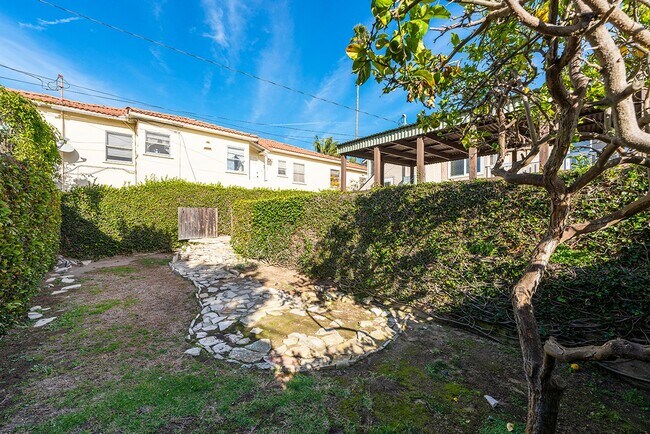 Building Photo - Super Cute 3bed 2 bath home with peek-a-boo ocean view South Redondo