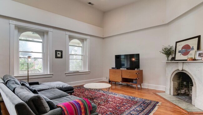 Building Photo - 7106 Maple Ave