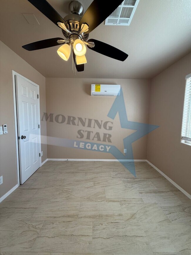 Building Photo - Like NEW! Location & Quality!