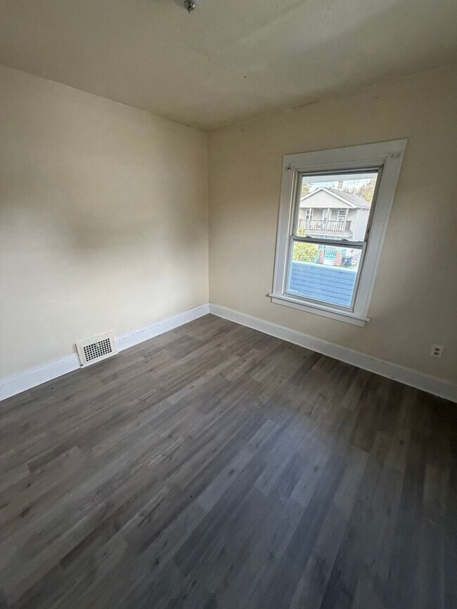 Building Photo - 12706 Parkhill Ave