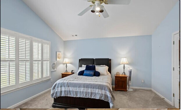 Building Photo - Spacious 3/2 Available Now!