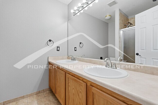 Building Photo - Spacious Home with Central AC and Washer/Dryer