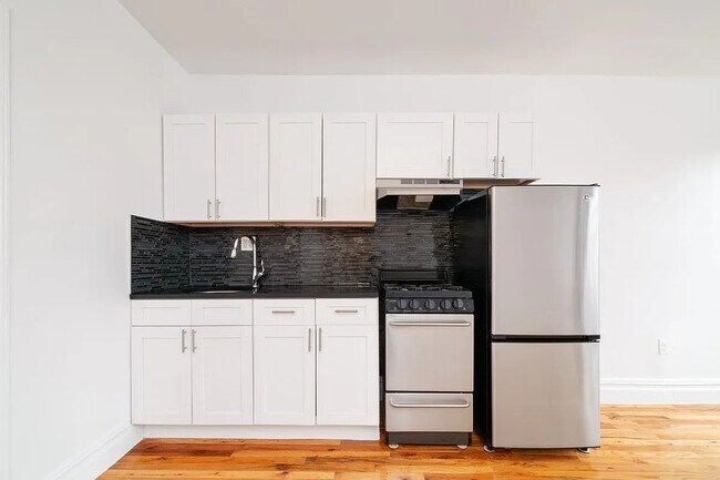 Building Photo - 90 Bank St