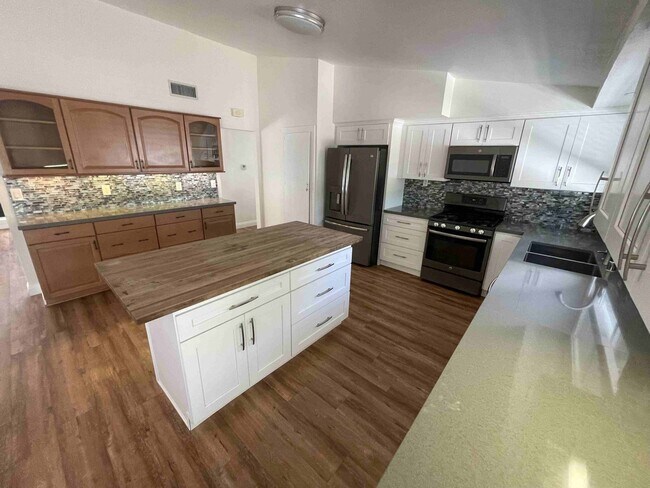 Building Photo - BEAUTIFULLY REMODELED GRANADA HILLS HOME!