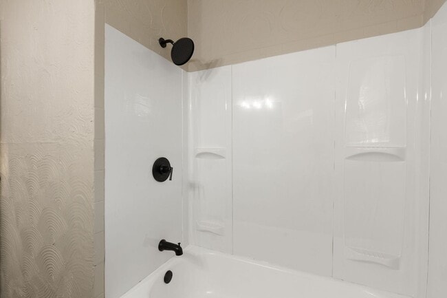 Building Photo - 3 Bed | 1.5 Bath — Comfortable Living in a Great Location