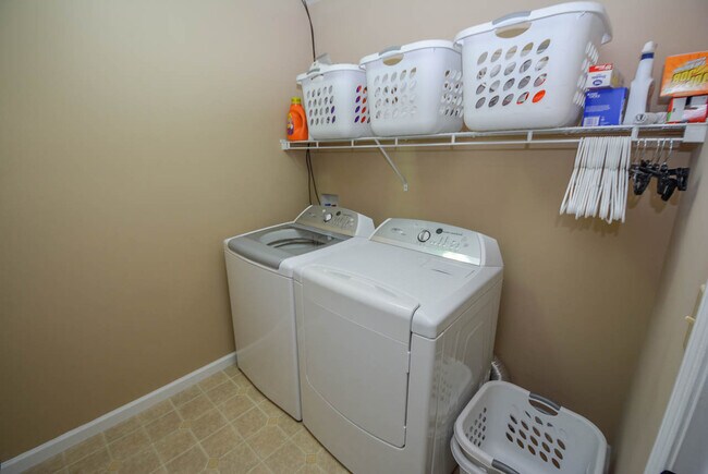 Building Photo - 808 S Silverwood Rd