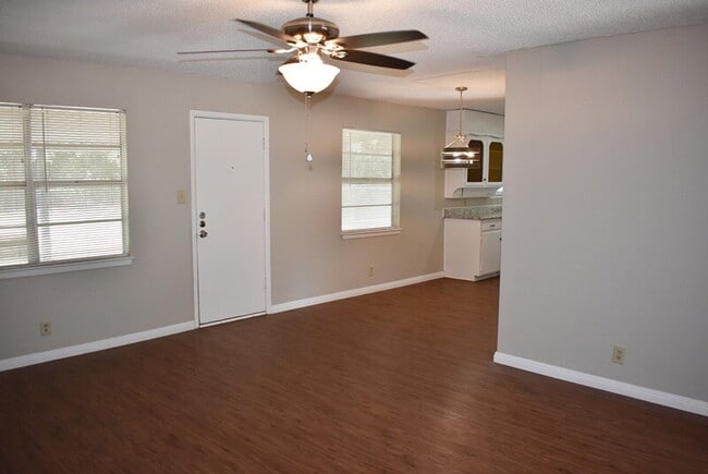 Building Photo - Charming 3-Bed, 2-Bath Gem in Fort Worth –...