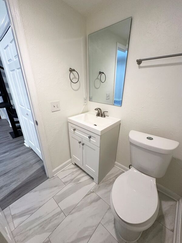 Building Photo - 235 King St