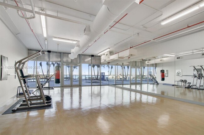 Building Photo - 601 NE 36th St