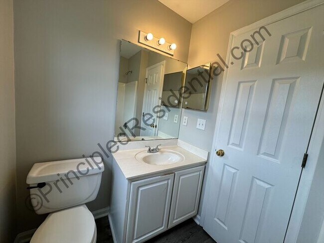 Building Photo - Charming 3 bedroom 2 bathroom home in Char...