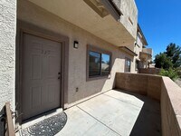 Building Photo - Gated Townhome 3-Bedrooms 2.5-Bathrooms!