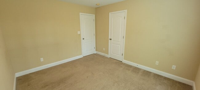 Building Photo - 4 bedroom 2.5 bathroom Home in Maidstone Park