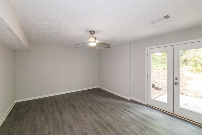 Building Photo - 3941 Kensington Dr