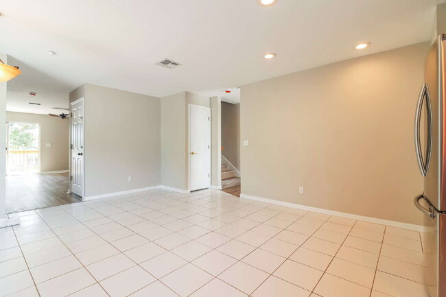 Building Photo - "Charming 2-Bed Dunedin Retreat with Grani...