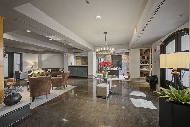 Building Photo - Penthouse-level 1 bed / 1 bath Condo at Bristol on Broadway