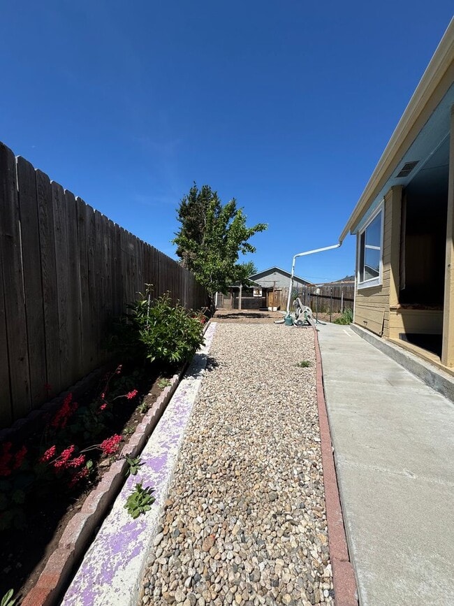 Building Photo - Beautiful 4 Bedroom, 2.5 Bathroom Home