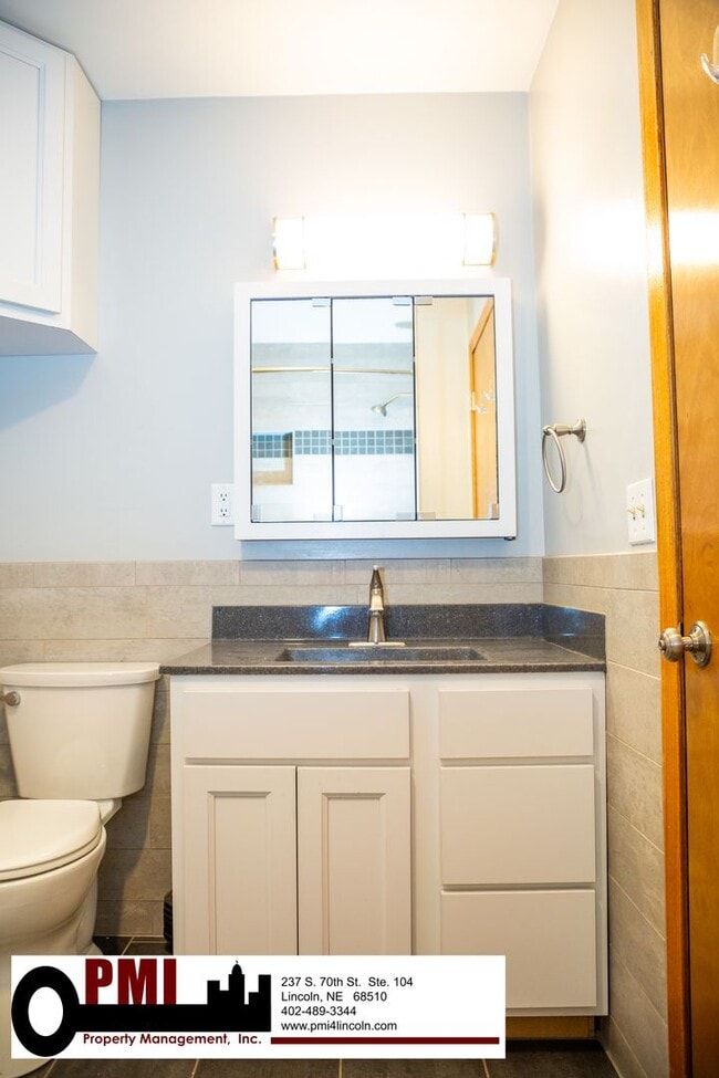 Building Photo - 3 Bedroom and 1.5 bathroom House for rent