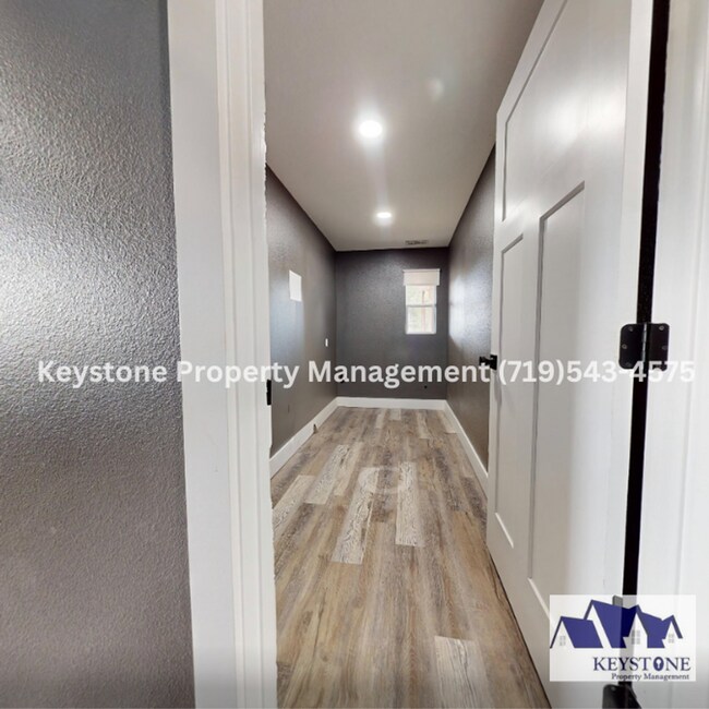 Building Photo - Stunning Rancher on the St Charles Mesa! 2...