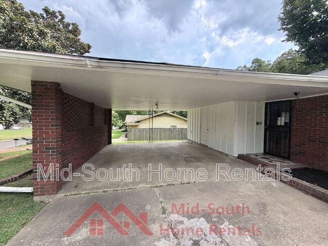 Building Photo - 3831 Hermitage Dr