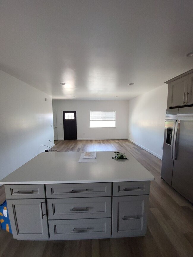 Building Photo - 683 Bryden Ave