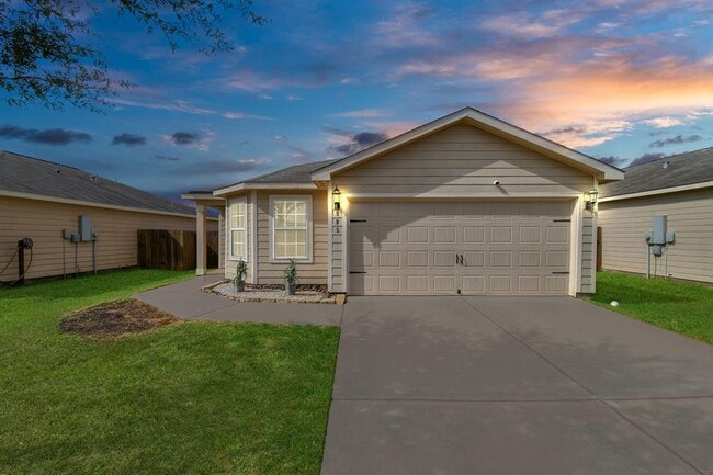 Primary Photo - 985 Lake View Cir W