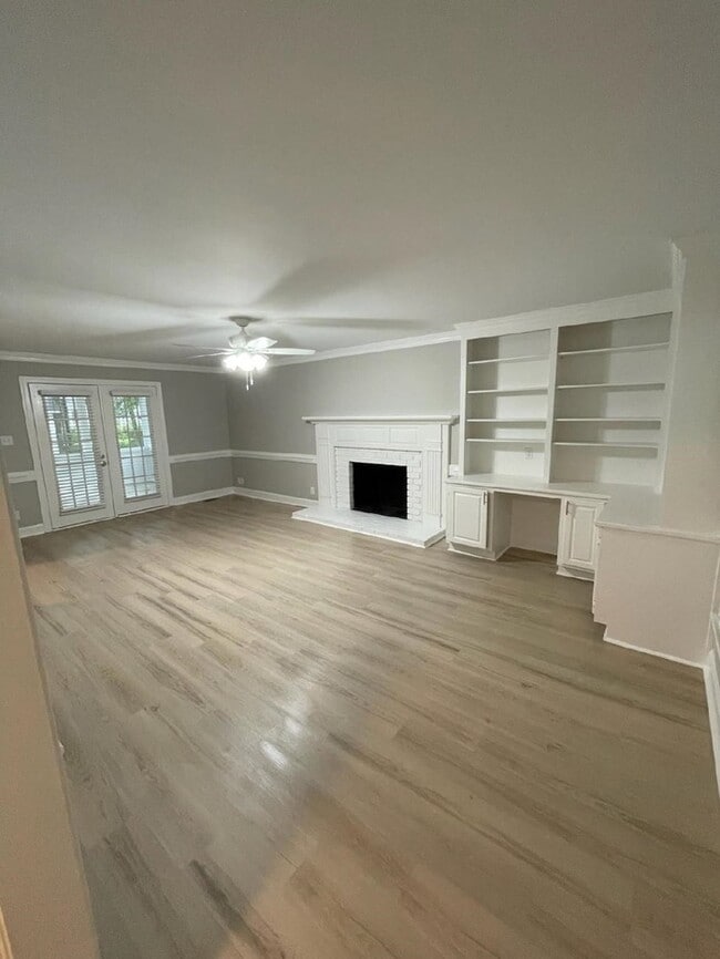 Building Photo - 3 Bedroom 3 bath