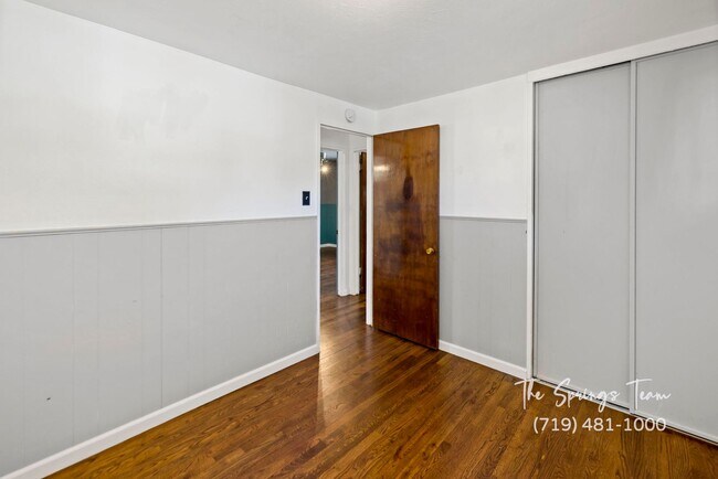 Building Photo - CUTE 3BD RANCHER WITH CHARACTER IN CENTRAL COLORADO SPRINGS - Security Deposit Waiver Available