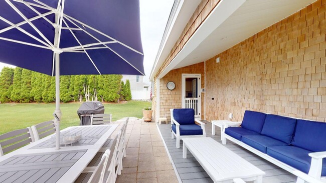 Building Photo - Winter Rental Only. Single Family Available: September 1 to April 30th - May 15th