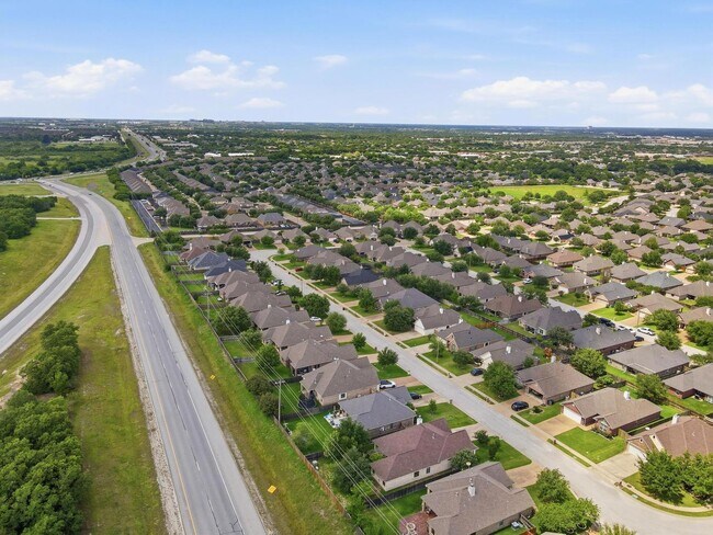 Building Photo - Spacious 3 Bed, 2 Bath House in Edelweiss Gartens Available Now!