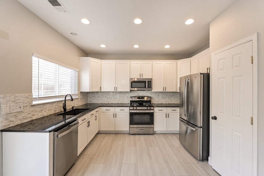 Building Photo - 5065 Pelican St