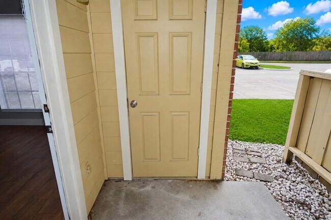 Building Photo - 8722 Mallard Reserve Dr