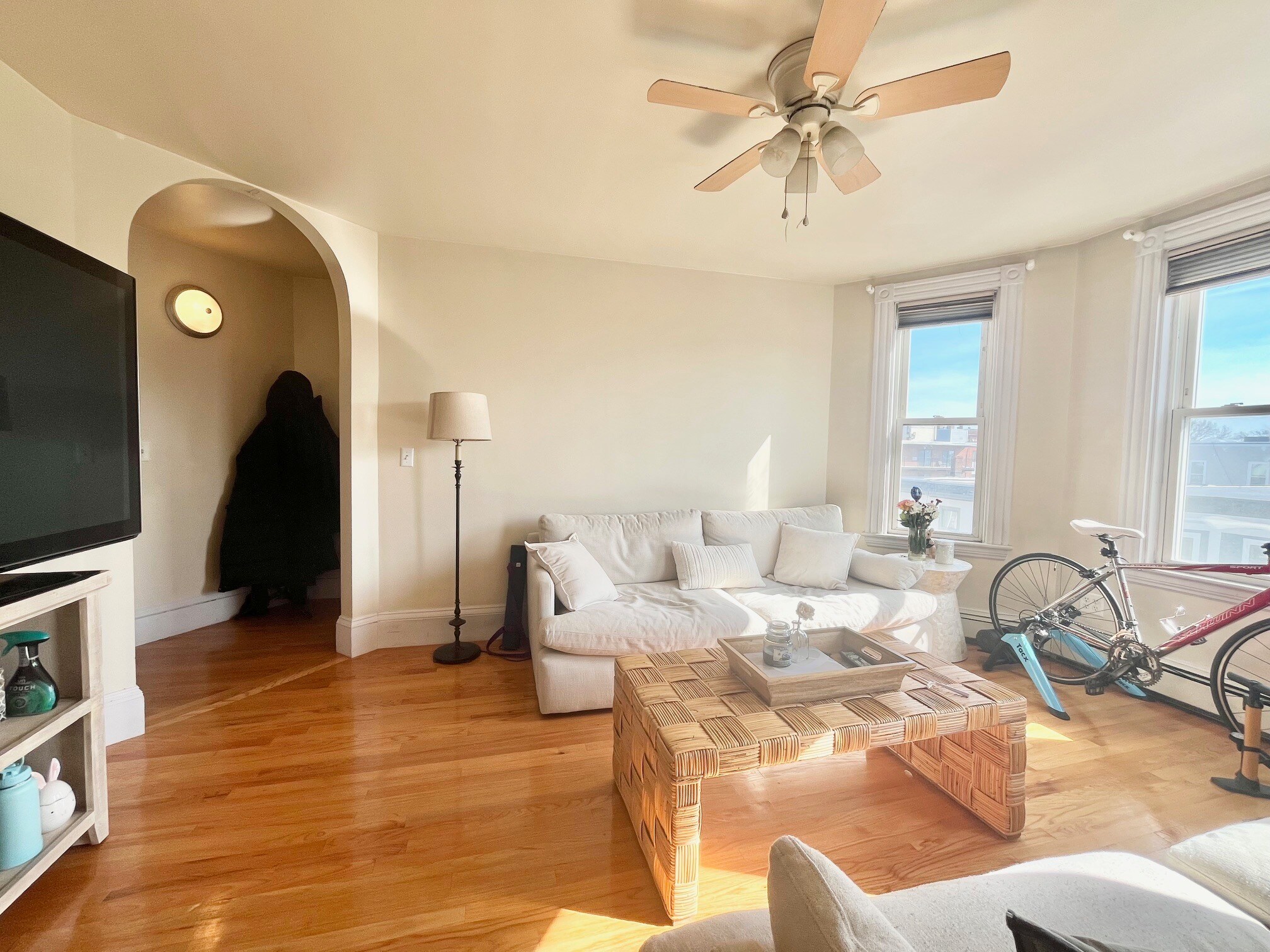 Building Photo - 716 E 6th St