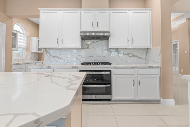 Building Photo - 10011 Lakeside Gables Dr