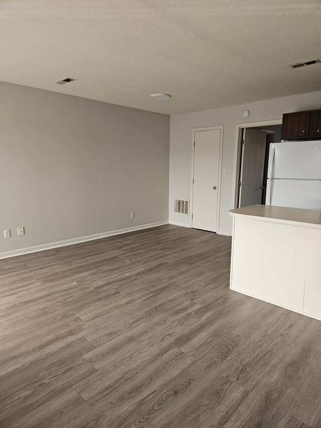 Building Photo - 1 bedroom 1 bathroom