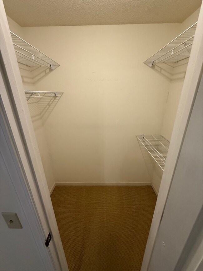 Building Photo - 4 Bedroom Brick Home in Alice Drive Area!