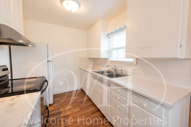 Building Photo - Great 3 Bedroom Home with Big Backyard