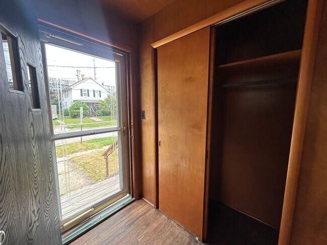 Building Photo - Single Family Home with Spacious Back Yard
