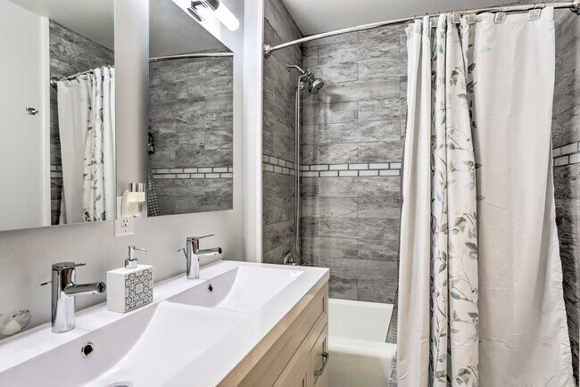 Building Photo - 1960 Pinelawn Dr